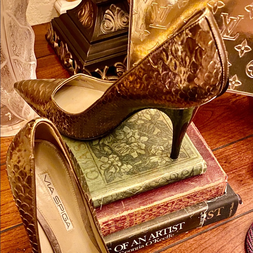 Via Spiga Ladies elegant gold heels
